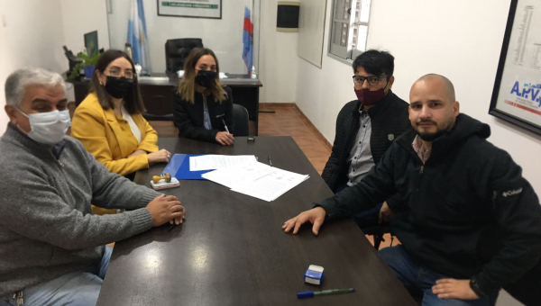 Firman acuerdo para que estudiantes de la E.P.E.T. N° 1 de Chilecito realicen prácticas profesionalizantes en la Delegación de Vivienda